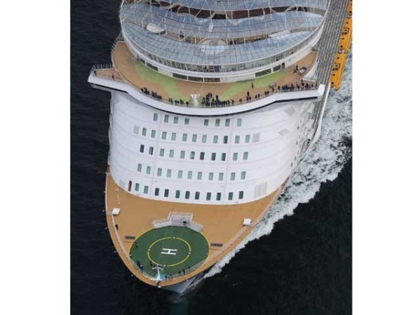 Con sus 361 metros de eslora y 66 de manga, el "Allure of the Seas" puede acoger hasta 6,360 pasajeros y 2,100 tripulantes.