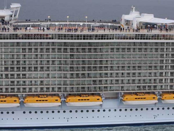 Ello le permite arrebatarle de forma simbólica el título de barco más grande del mundo.