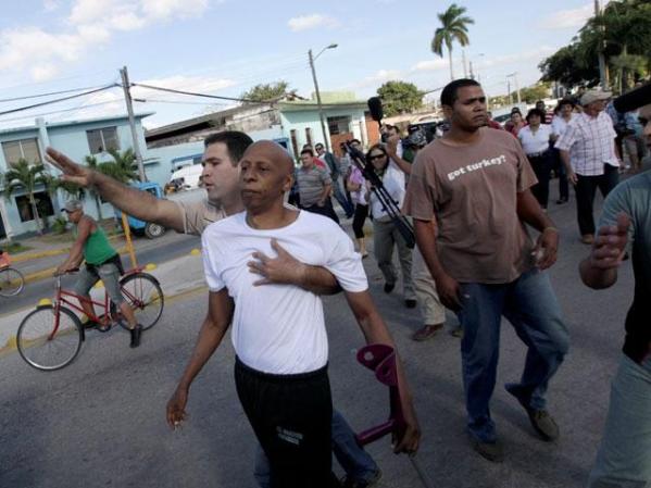 28 DE ENERO, 2011: El opositor Lázaro Fariñas es arrestado en Santa Clara durante la conmemoración del natalicio de José Martí.