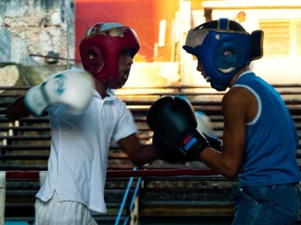5 DE FEBRERO, 2011: Dos jóvenes se entrenan en el gimnasio de boxeo Rafael Trejo, de La Habana.