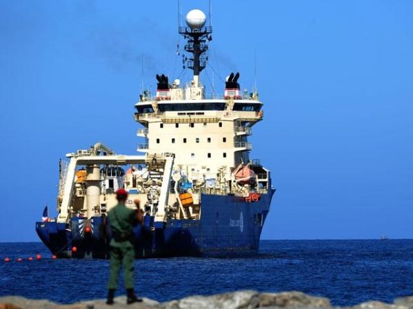 22 DE ENERO, 2011: Un barco francés parte de Venezuela para instalar un cable submarino entre ese país y Cuba, impulsando las telecomunicaciones en el país caribeño.
