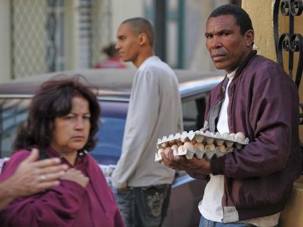 29 DE DICIEMBRE, 2011: Un cubano vende huevos en la calle. Las reformas económicas aprobadas en Cuba dejarán a millones de empleados sin trabajo.