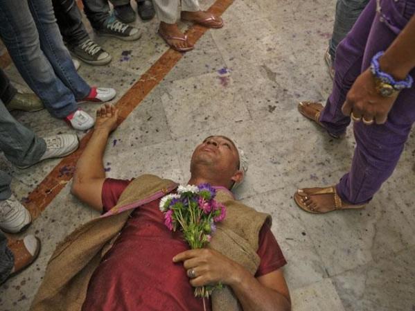 16 DE DICIEMBRE, 2010: Un creyente de san Lázaro descansa durante su peregrinaje a la igledsia del Rincón.