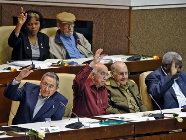 18 DE DICIEMBRE, 2010: Raúl Castro aprueba profundas reformas económicas que transformarán Cuba, junto con Esteban Lazo, Abelardo Colome y José Ramón Machado.