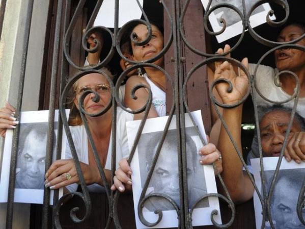 23 DE FEBRERO, 2011: Las Damas de Blanco sufren un acto de repudio en el aniversario de la muerte de Orlando Zapata.