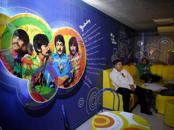 31 DE MARZO, 2011: Escena en el bar Yellow Submarine de La Habana.