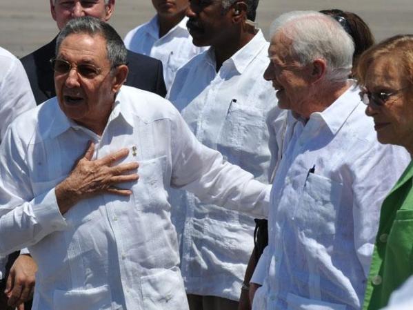 30 DE MARZO, 2011: Raúl Castro se despide del ex presidente Jimmy Carter en el Aeropuerto de La Habana. Esta fue la segunda visita de Carter a Cuba.