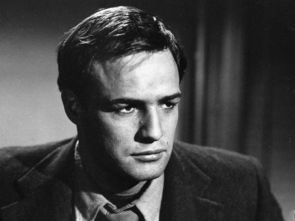 Marlon Brando, considerado por algunos como el mejor actor de todos los tiempos, dijo en su libro de 1976 "Como muchos hombres, yo tuve experiencias homosexuales y no me avergüenzo".