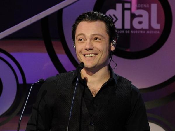 Tiziano Ferro, el cantante italiano reveló su homosexualidad en su autobiografía "Treinta Años y Una Charla con Papá" de acuerdo a Wikipedia.
