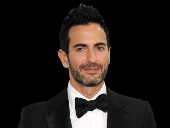Marc Jacobs, diseñador estadounidense actual director de Louis Vuitton. En el 2009 fue el número 15 en la lista de personas gay más importantes de la revista OUT.