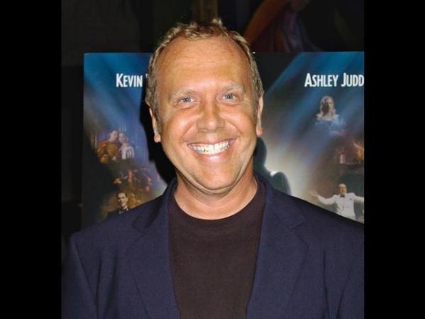 Michael Kors, diseñador estadounidense conocido por sus diseños clásicos deportivos para mujeres.