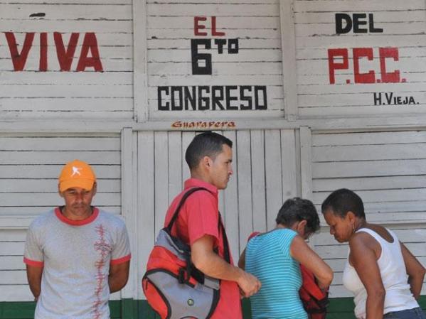 Cubanos aguardan el VI Congreso del Partido Comunista, que se vaticina como "histórico".