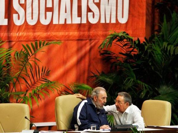 Fidel Castro acudió por sorpresa al último día del Congreso del PCC, en el que se aprobaron las iniciativas con las que su hermano Raúl espera mantener en el poder al régimen castrista.