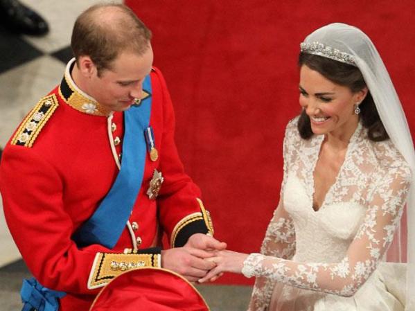 La colocación del anillo y la pareja sonriente.