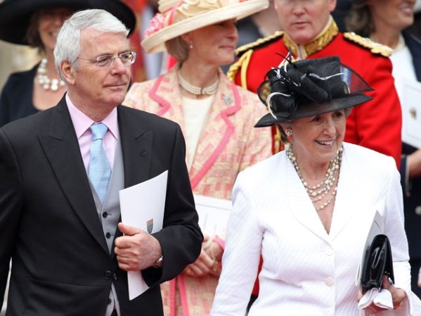 Ex primer ministro de Gran Bretaña, John Major y Norma Major.