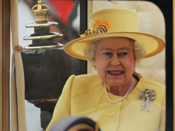 La reina Isabel en la boda de su nieto.
