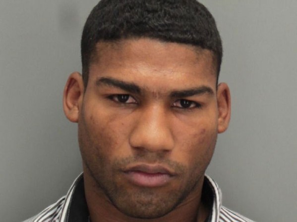 El campeón de pesos pluma de origen cubano Yuriorkis Gamboa es arrestado en mayo del 2011 en Miami acusado de cometer un acto de violencia en el hogar.