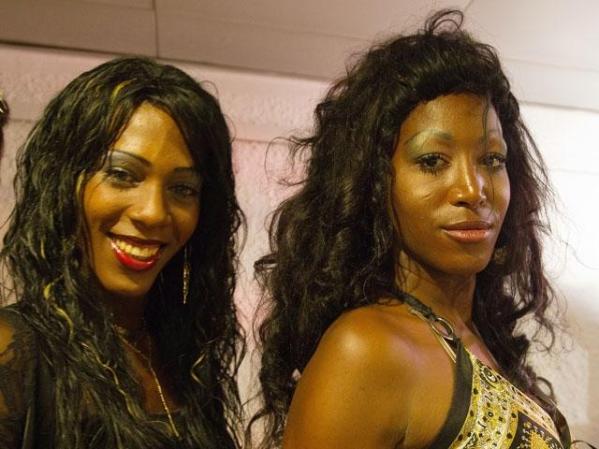 8 DE MAYO, 2011: Travestíes cubanos participan en una gala contra la homofobia en el Treatro Karl Marx de La Habana. .