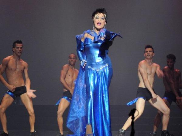8 DE MAYO, 2011: Travestíes cubanos participan en una gala contra la homofobia en el Treatro Karl Marx de La Habana.