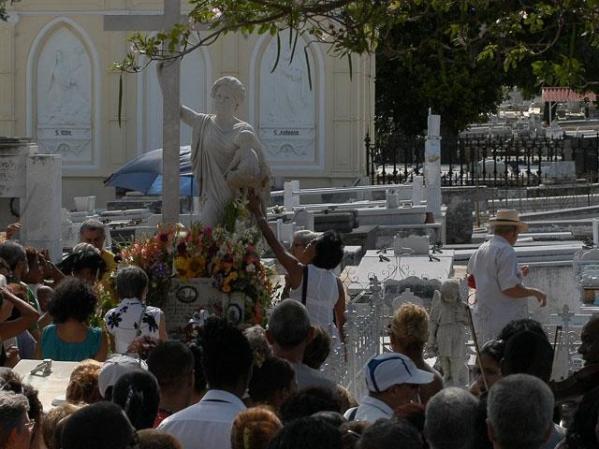 3 DE MAYO, 2011: Cubanos visitan la tumba de Amelia Goyri, "La Milagrosa" en el Cementerio Colón de La Habana. A la difunta se le atribuyen poderes extraordinarios.