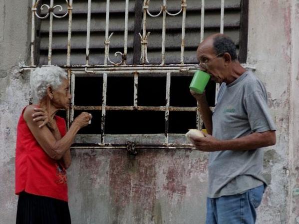 3 DE MAYO, 2011: Cuba anuncia que comenzará a mezclar con chícharos el café que entrega subsidiado a la población.
