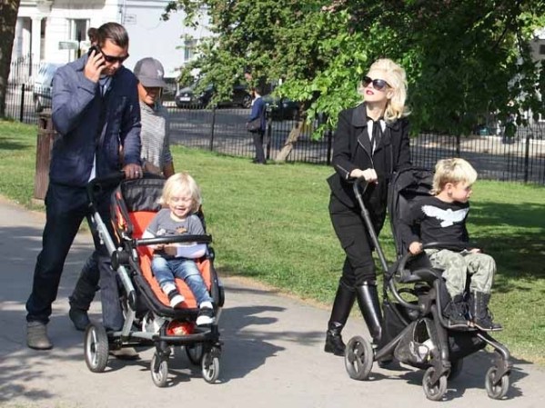 La cantante Gwen Stefani, su esposo e hijos en un parque en Londres.