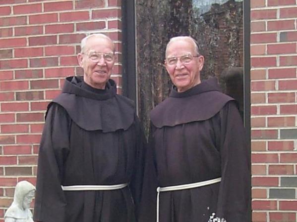 Los gemelos Julián y Adrián Riester nacieron con pocos segundos de diferencia hace 92 años. Murieron en junio de 2011 con diferencia de una pocas horas en la Florida. Los gemelos, nacidos en Buffalo, eran hermanos de la orden de Frailes Menores. El vocero Tom Missel dijo que el fallecimiento el mismo día fue casi un final poético.