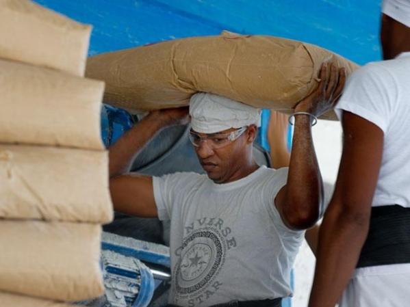 5 DE JUNIO, 2011: Un empleado de la empresa de alimentación Turcios Lima carga un saco de harina en La Habana.
