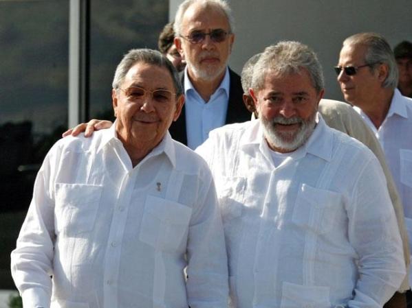 2 DE JUNIO, 2011: El ex presidente brasileño Luis Inacio Lula da Silva visita a Raul Castro en La Habana.