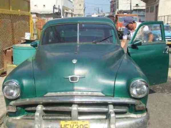 Vendo Plymouth del 52. Excelentemente cuidado y conservado - $6,000. Orlando, 052821737.