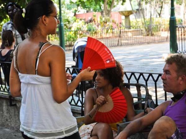 23 DE JUNIO, 2011: Habaneras emplean abanicos para abatir el calor.