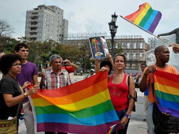 28 DE JUNIO, 2011: Gays cubanos marchan por el Paseo del Prado exigiendo derechos y respeto para la comunidad homosexual y lesbiana de la isla.