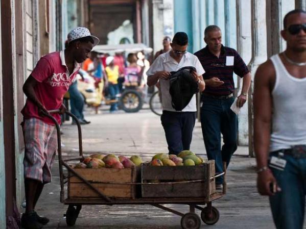 12 DE JULIO, 2011: Venta callejera de mangos, en La Habana.