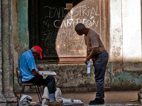 12 DE JULIO, 2011: Venta callejera de periódicos, en La Habana.