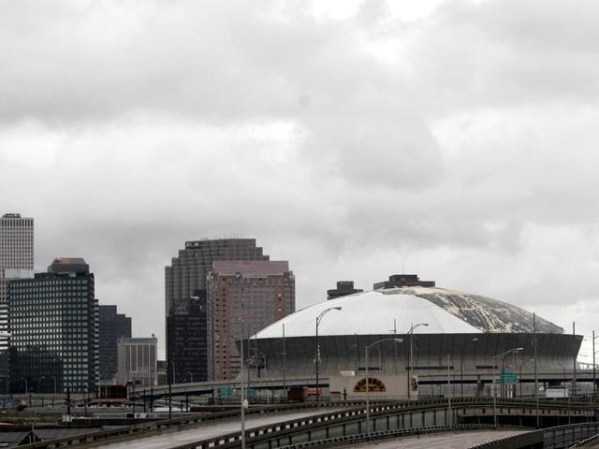 El techo del Superdome fue vapuleado.