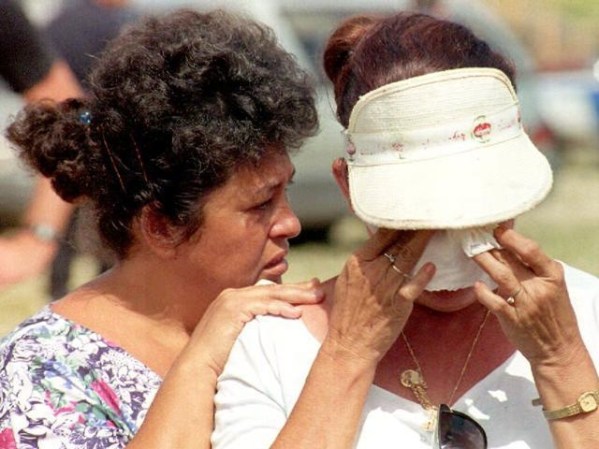 Gladys Miranda (izquierda) consuela a su hermana durante un servicio religioso por las víctimas de Andrew.