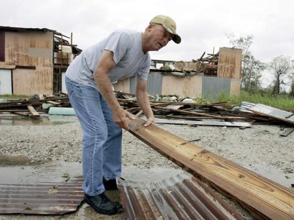 Un residente de Bridge City, Texas, despeja el camino para sacr su vehículo.