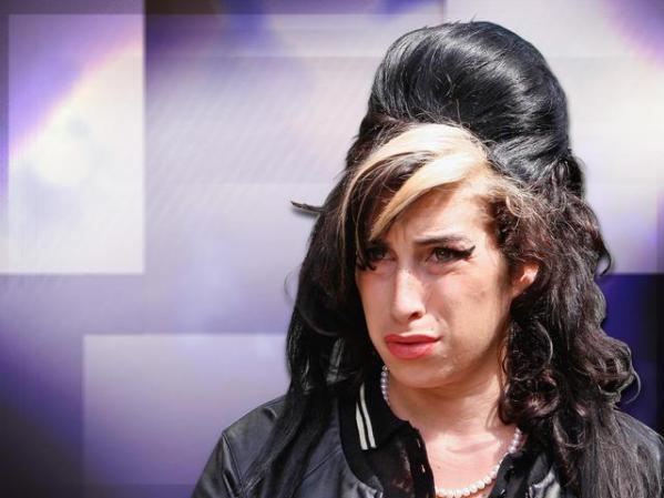 Julio 23, 2011: Amy Winehouse, la cantante británica que padecía de adicción a las drogas fue encontrada muerta en su casa, tenía 27 años.