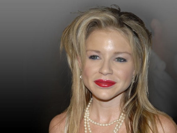 Casey Johnson, 30 años. Una de las herederas del imperio Johnson & Johnson y de la misma generación de Paris Hilton. Diabética desde niña, su familia le cortó los fondos al rehusarse a entrar en rehabilitación por adicciones. Fue encontrada muerta el 4 de enero del 2010, la causa: Cetoacidosis diabética, es decir, se negaba a tomar insulina (tratamiento para diabéticos).