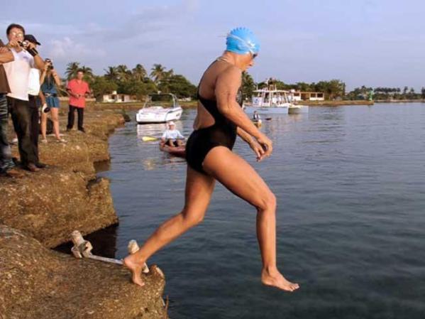 9 DE AGOSTO, 2011: Diana Nyad emprende su travesía a nado desde Cuba hasta la Florida, que debió interrumpir a mitad de camino.