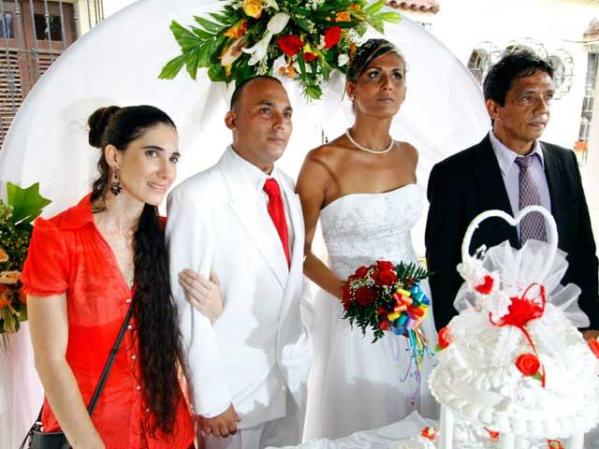 La bloguera y opositora Yoani Sánchez y su compañero Reinaldo Escobar fueron testigos de la inusitada boda.