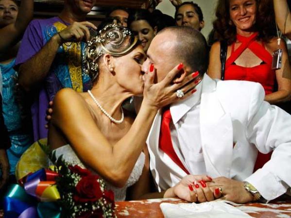 13 DE AGOSTO, 2011: Wendy Iriepa, una mujer que solía ser hombre antes de cambiarse el sexo, se casa con Ignacio Estrada en La Habana.