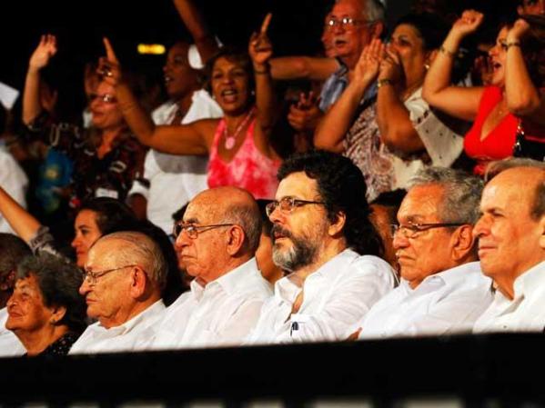 12 DE AGOSTO, 2011: La plana mayor del gobierno cubano participa en una serenata regalada a Fidel Castro por su cumpleaños por varios cantantes latinoamericanos afines al castrismo.