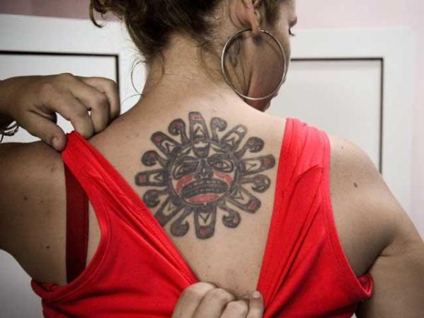 22 DE JULIO, 2011: Una mujer cubana muestra su tatuaje al fotógrafo.