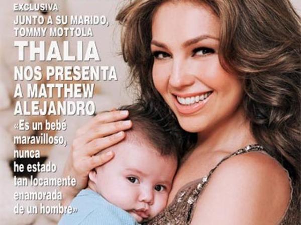 Thalía con su hijo Matthew Alejandro cuando tenía tres meses en la edición mexicana de la revista "Hola". Su primer varoncito nació el 25 de junio de 2011.