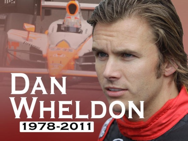 Octubre 16, 2011: El británico Dan Wheldon corredor profesional de autos y campeón de varios circuitos falleció tras un accidente en la competencia IZOD IndyCar en Las Vegas, Nevada. Tenía 33 años.
