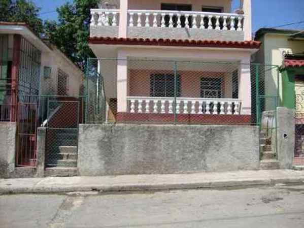 casa en Marianao, portal, sala, hall, cuarto grande y otro pequeño, baño, comedor, cocina y pasillo lateral con lavadero. Calle 122 A, No. 2555, e/25 y 27, Marianao. Maria Elena en el teléfono 2675272, o en el Celular 58080614. Precio: $12,000