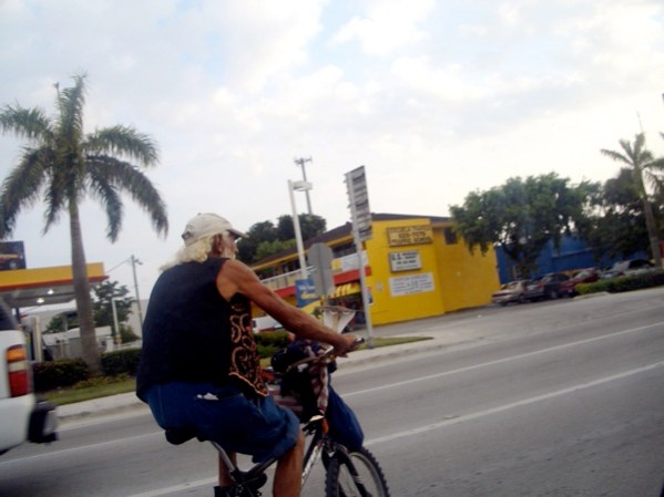 Las calles de Hialeah son pintorescas, invitan a recorrerlas en bicicleta y conservan el humanismo entre vecinos.