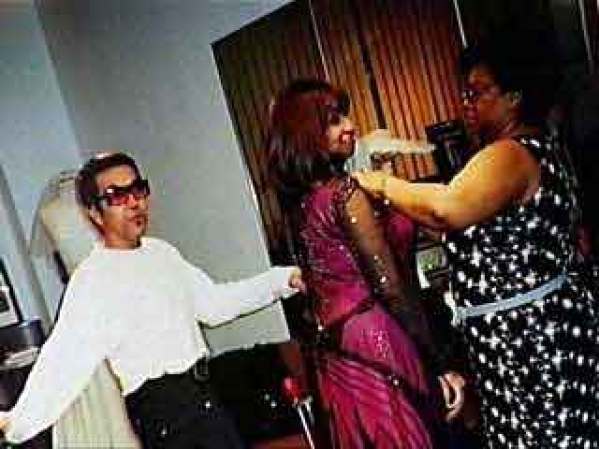 Todo comenzó en Londres, donde Alexis decidió ir a trabajar por un tiempo y allí se presentaba Celia en concierto. Celia Cruz es la segunda hija de un fogonero de los ferrocarriles, Simón Cruz, y de la ama de casa Catalina Alfonso, Celia Cruz compartió su infancia con sus tres hermanos -Dolores, Gladys y Bárbaro- y once primos, y sus quehaceres incluían arrullar con canciones de cuna a los más pequeños.