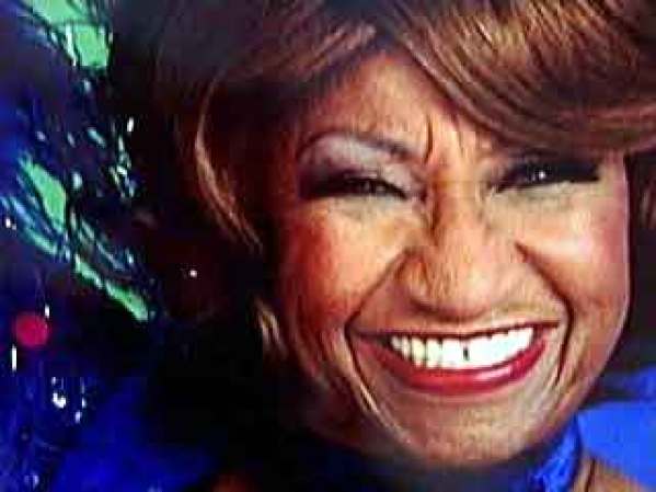 Mientras tanto, Celia Cruz cantaba y bailaba en las corralas habaneras y participaba en programas radiofónicos para aficionados, como La Hora del Té o La corte suprema del arte, en los que obtenía primeros premios tales como un pastel o una cadena de plata.